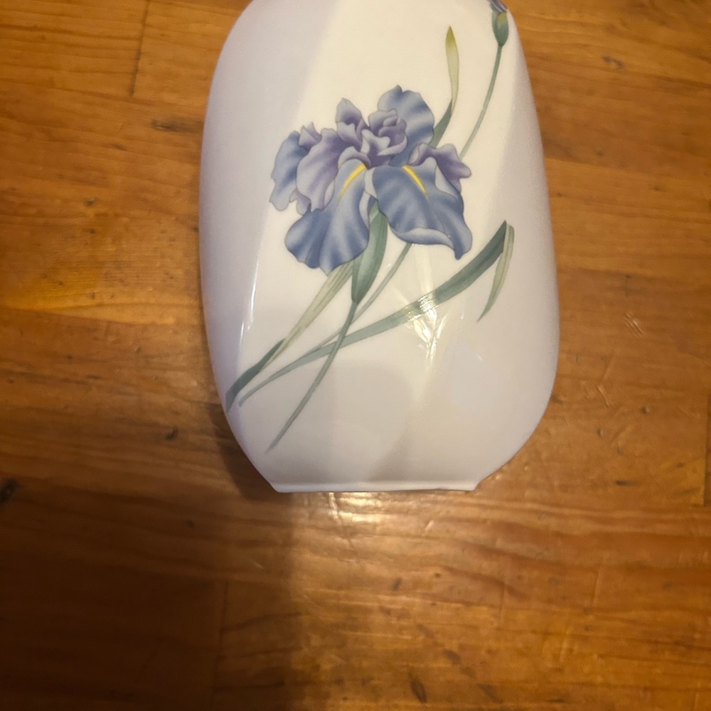 Christopher Stuart Iris Pattern Vase 5 5/8 inch‎ Bone China Thailand